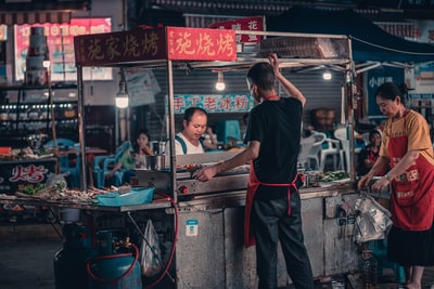 灰色食品摊对焦摄影